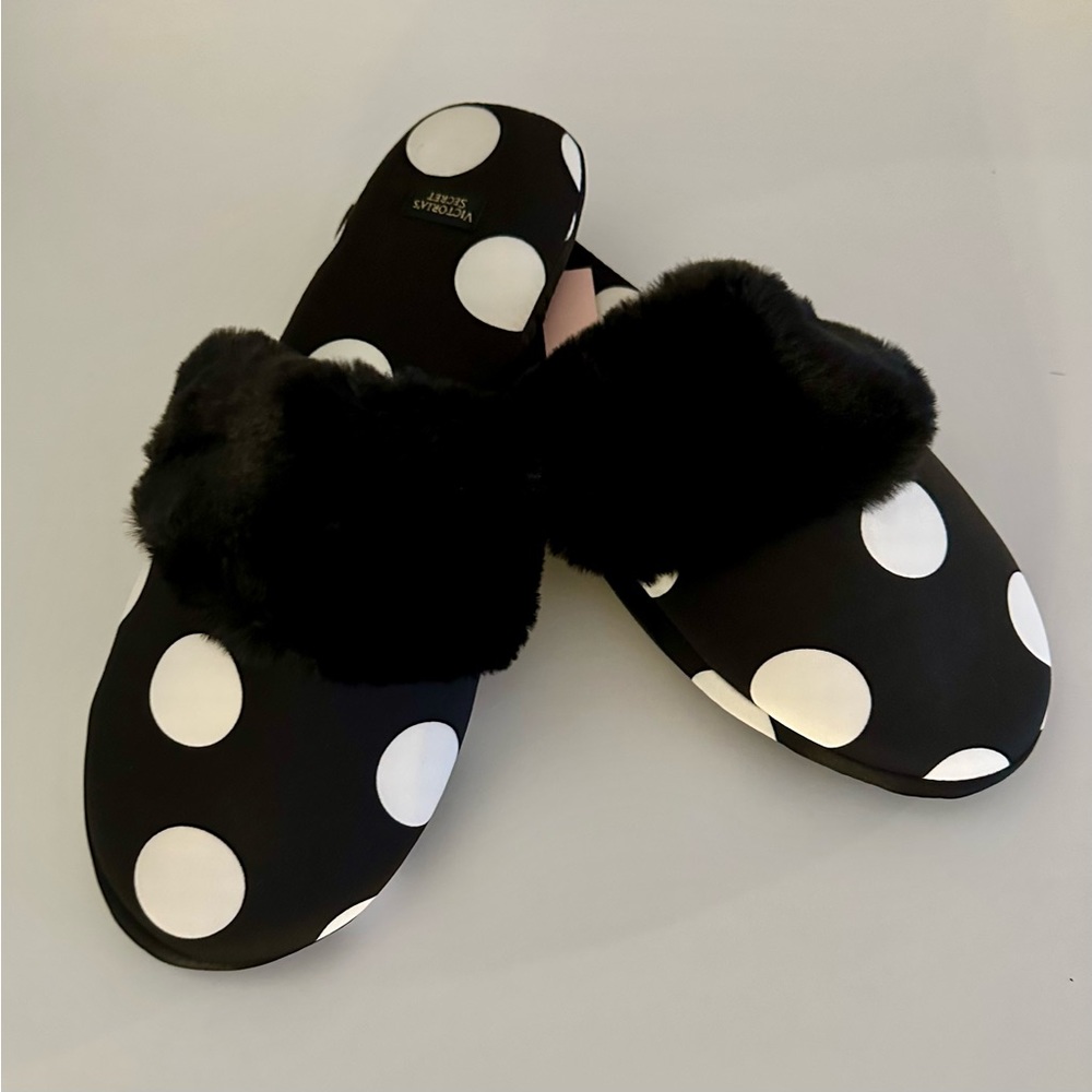 Adorable Victoria’s Secret slippers with bonus storage bag
